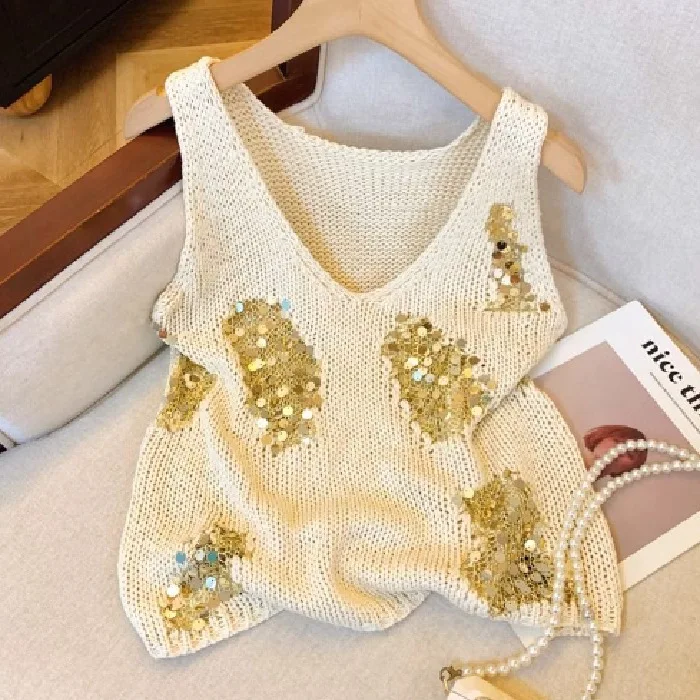 سترة نسائية بيج متماسكة بالترتر الذهبي والفضي اللامع ورقبة على شكل حرف V بدون أكمام طراز فرنسي كاجوال مع إكسسوارات من اللؤلؤ