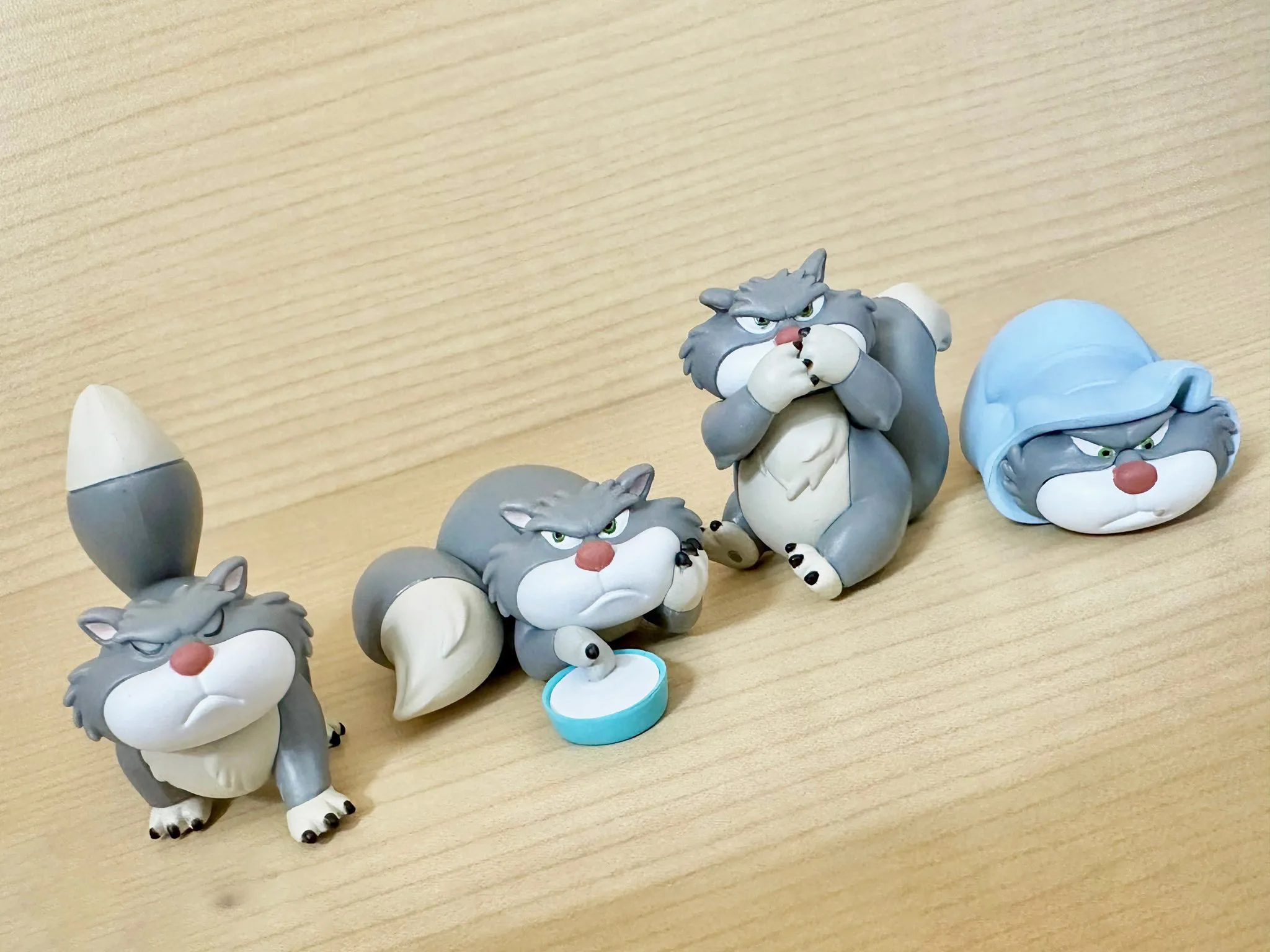 TakaraTomyArts capsule toys kawaii gray cat wicked conniving fat neko big tail red nose unfriendly expression ornament figures