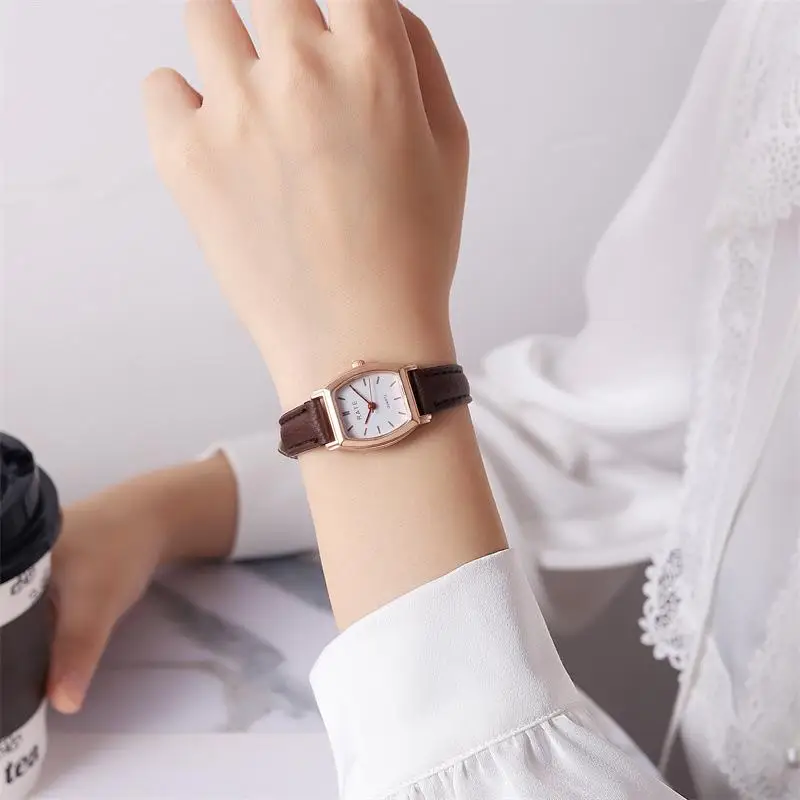 The new trend of simple personality retro style small barrel watch students  women quartz belt watch