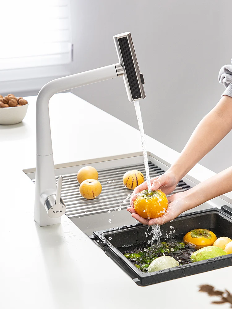 Under the white flying rain platform, the vegetable basin is made of quartz stone, and the kitchen sink is made of granite.