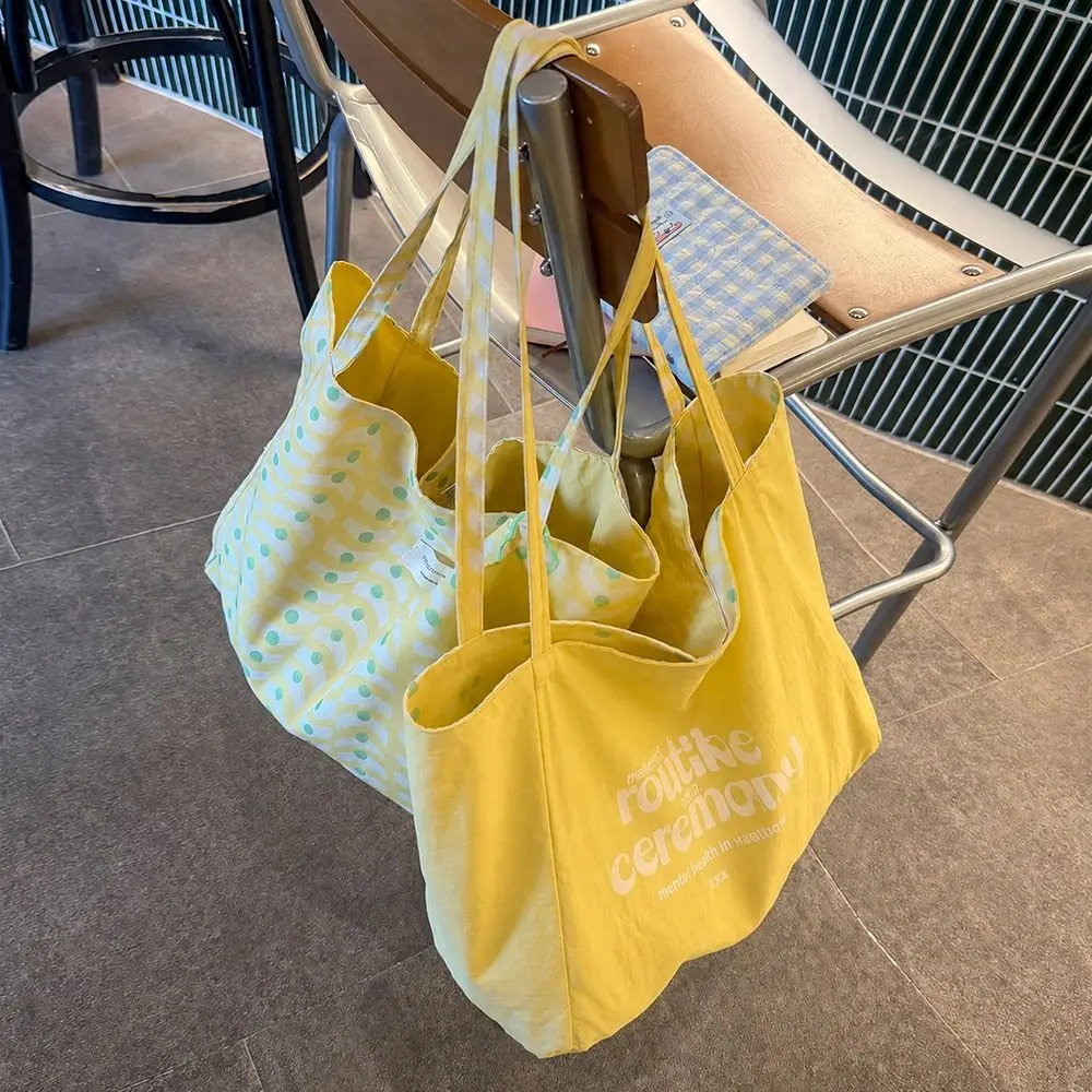 Modische Tragetasche mit Polka-Dot-Muster, leichte Handtasche mit großem Fassungsvermögen, beidseitig verwendbare, weiche Schultertasche zum Einkaufen. – Detail 6