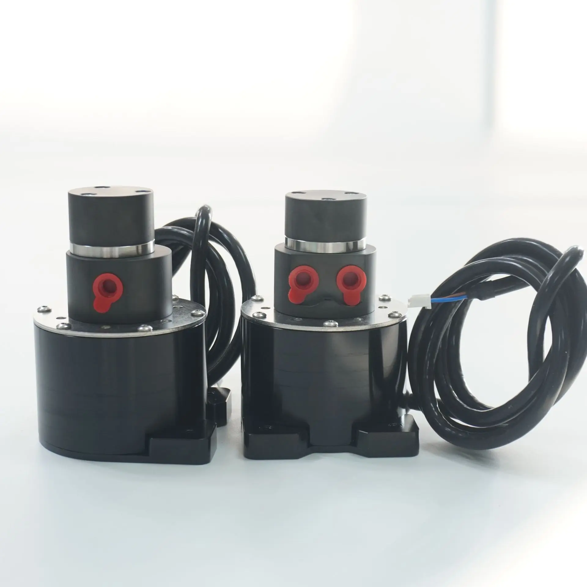 

SOVOFLO R32G0.3D-A40W Магнитный шестеренный насос 0,33мл/версия. 0-1,65 л/мин SUS 316L корпус вольфрамовой шестерни ПТФЭ уплотнение 24 В постоянного тока бесщеточный двигатель