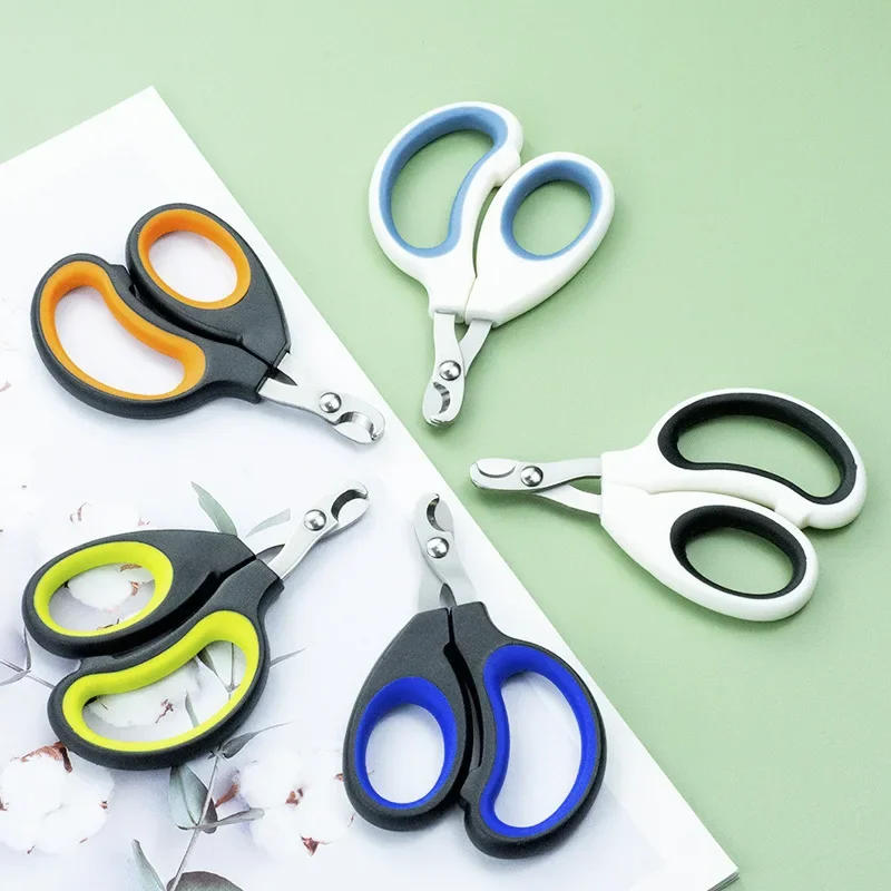 Pet nail clippers prevent scratching of kittens and dogs with nail clippers