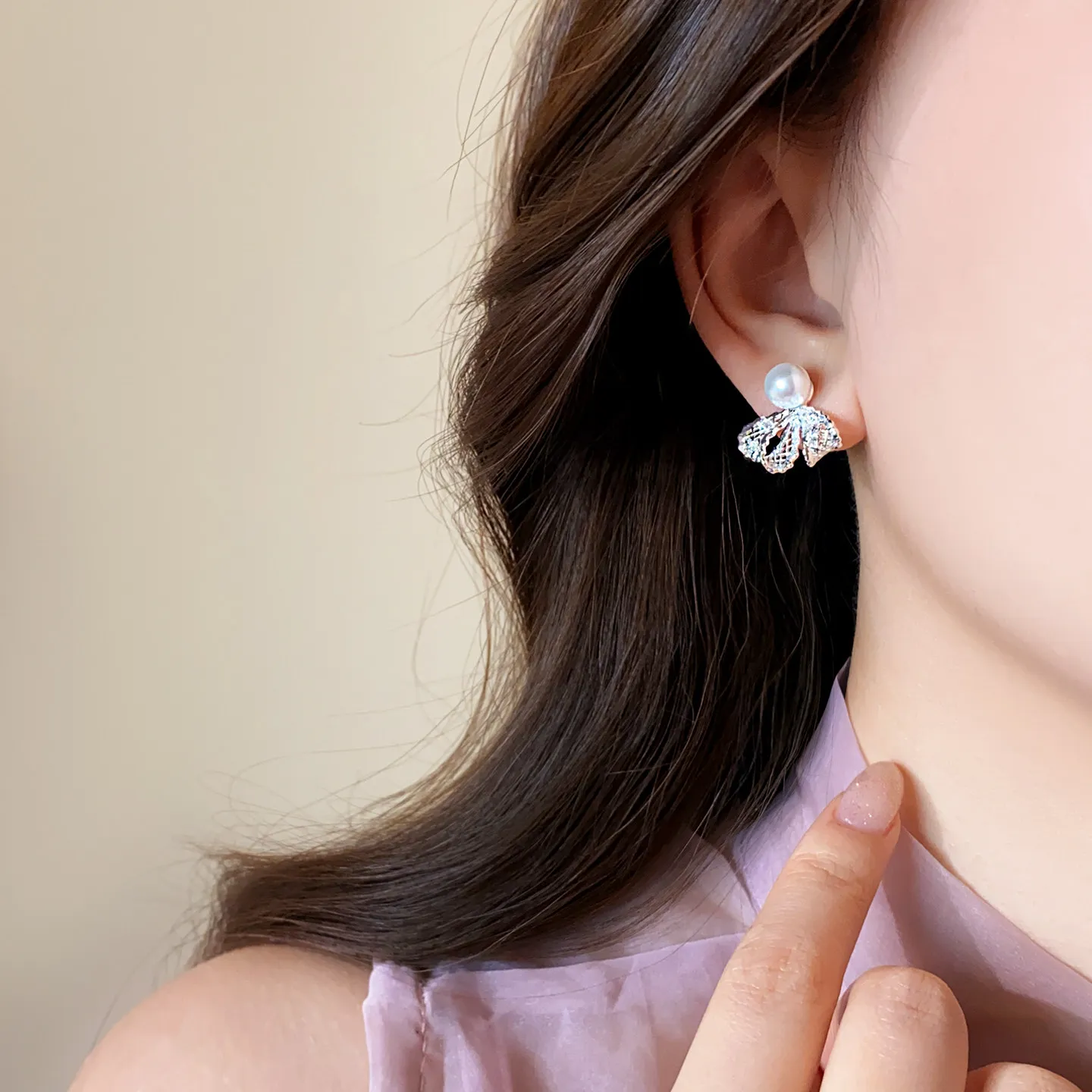 Elegante hohle filigrane Schleifen-Perlen-Ohrstecker, vergoldet, mit Zirkonia-Schleifen-Perlen, für Damen, Hochzeit, Party, Schmuck – Detail 10