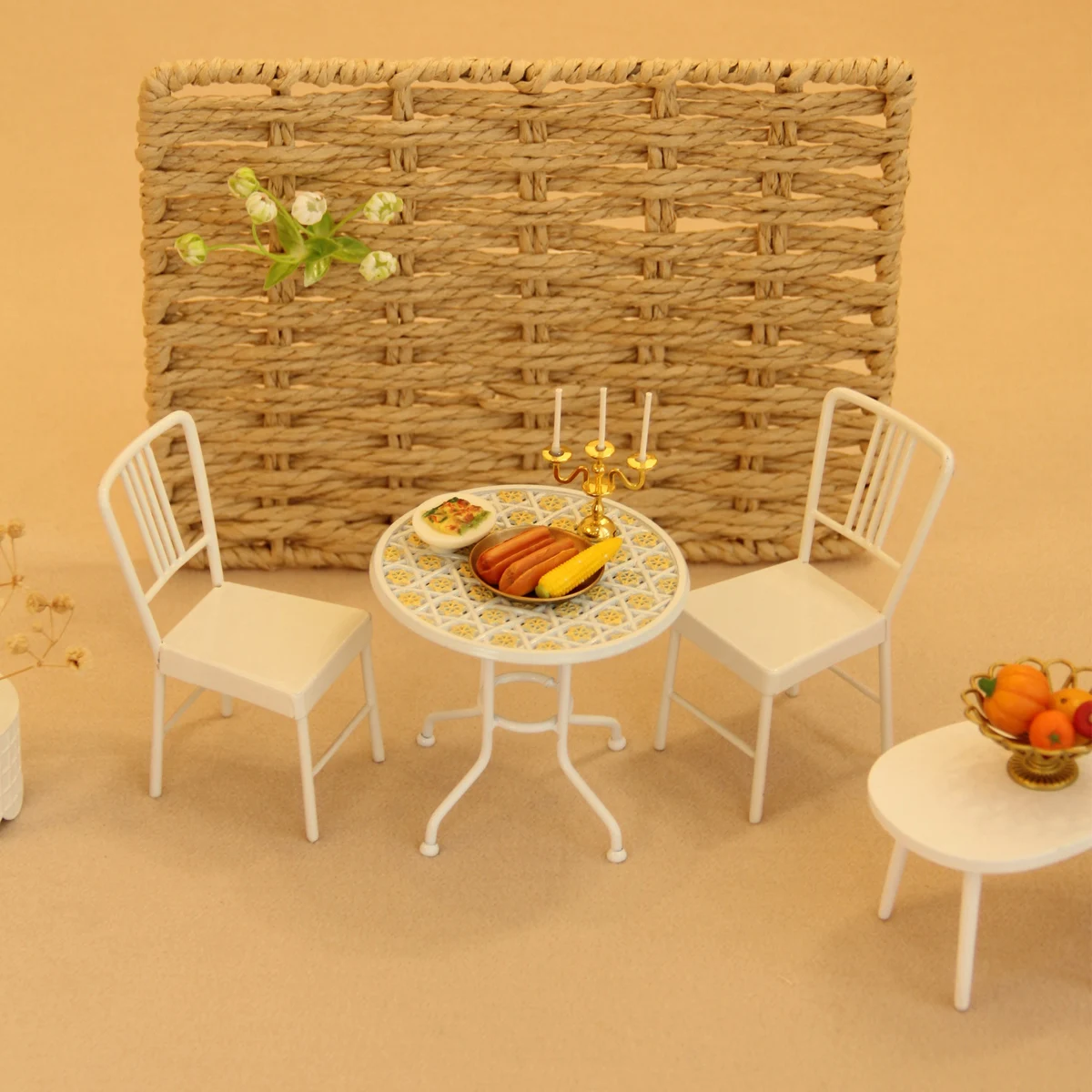 Casa delle bambole Giochi di imitazione Giocattoli 1:12 Tavolo e sedia in ferro artistico Set di tre pezzi Adatto per accessori per la casa delle bambole Bjd Ob11