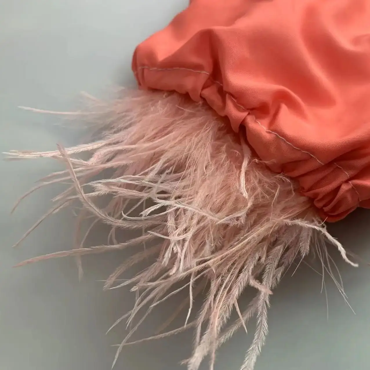 Polsini per guanti con maniche da braccio in piume di struzzo per feste, pelosi di lusso, accessorio di moda soffice, peluria pesca, lunghezza 30 cm, una coppia