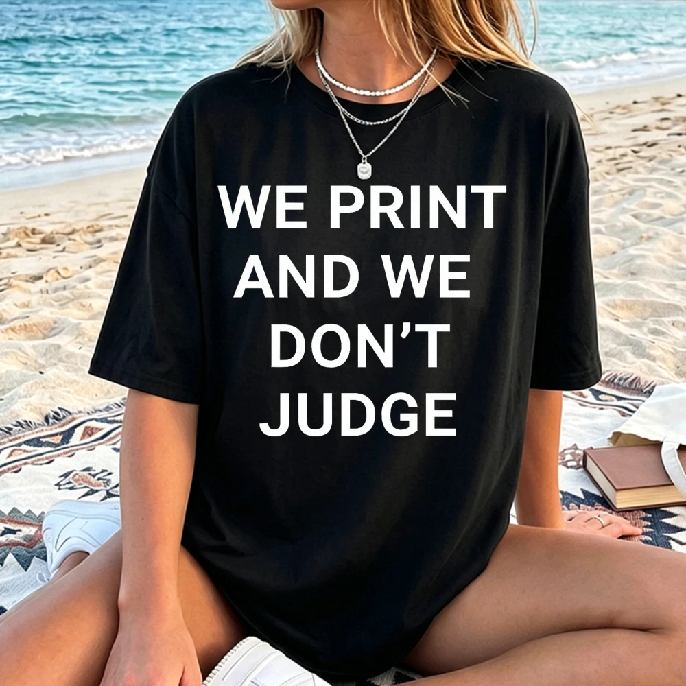 T-shirt graphique unisexe avec slogan « We Print and We Don't Judge », motif d'artiste tatoueur, en coton décontracté, idéal pour les boutiques d'impression, cadeau, vêtements esthétiques, hauts