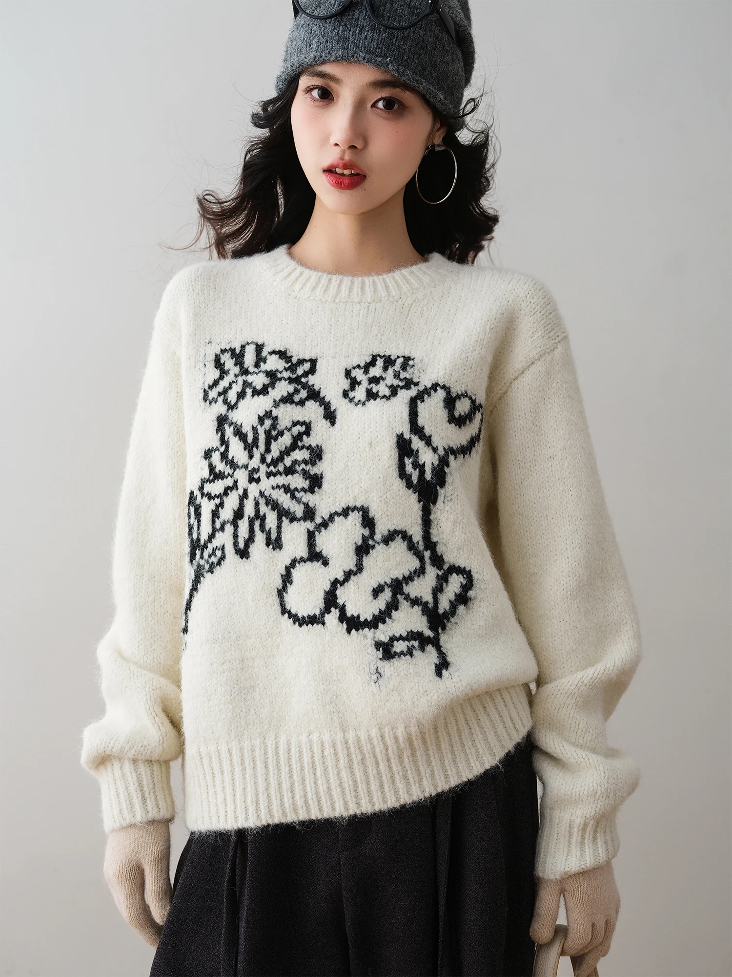 

Loose Fit Hand-Painted Floral Pattern round Neck Knitwear Ronron Lazy Style Winter Warm Long Sleeve Top for Women
