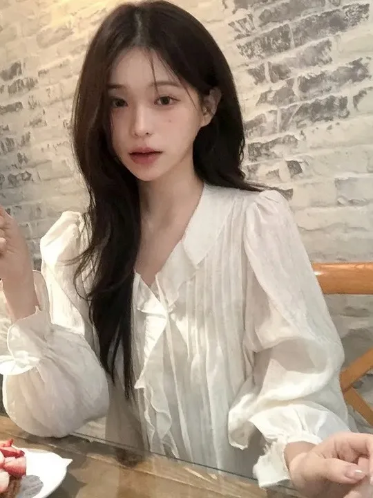 

Loose Korean Style Women's Shirt with Bell Sleeves V-Neck Lace Trim Belt Design Sweetness Age Reduction Long Sleeve Cotton Top
