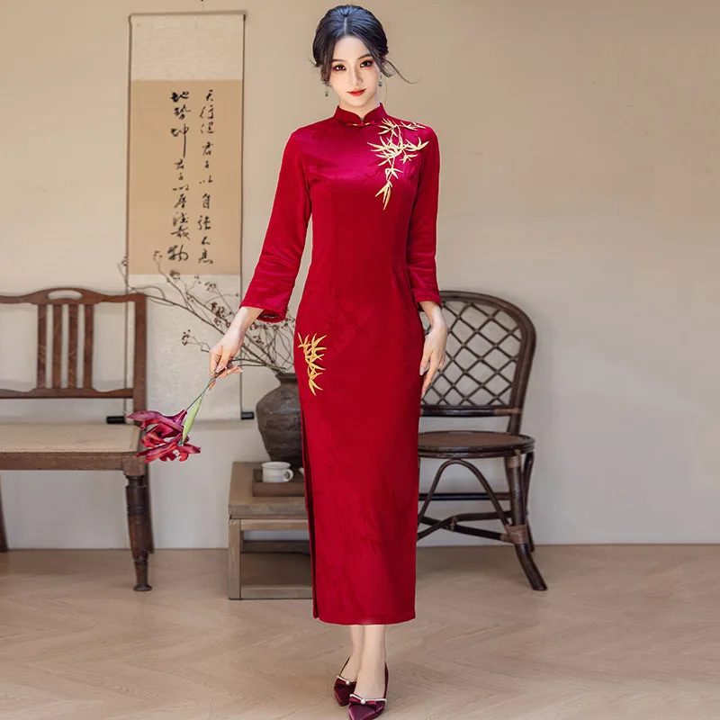 Cheongsam lengan panjang gaya Cina yang diperbaiki dengan bordir merah dan tebal untuk wanita muda, Qipao retro musim dingin.