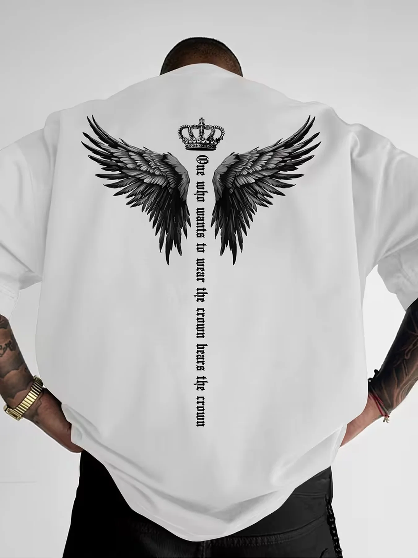 Urbanes Streetwear-T-Shirt mit Kräftigem Flügel- und Kronenmotiv und Inspirierendem Vertikalem Zitat, 100% Baumwolle, Herren-T-Shirt für Sommerliche Tagesausflüge – Detail 3