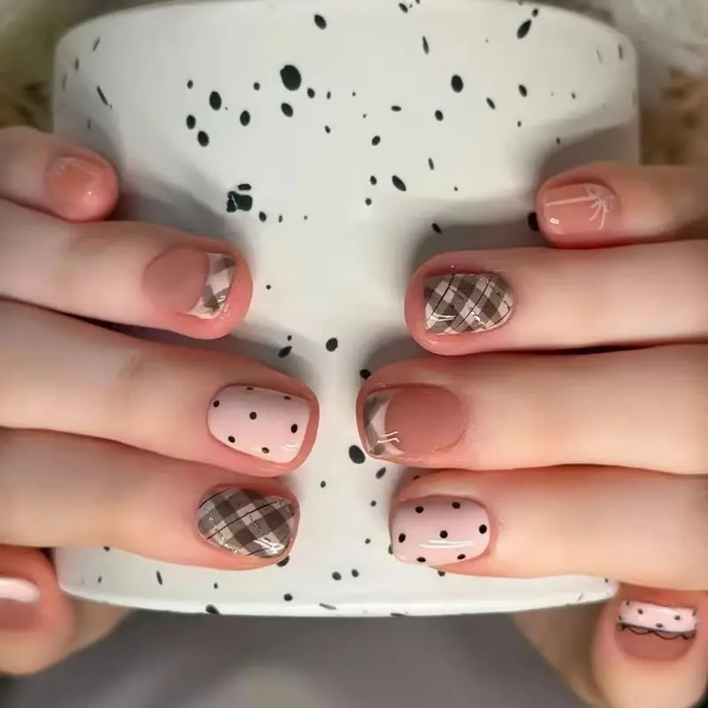 

24PCS Pink Short Square False Nails with Glue Simple Black Polka Dots Plaid French Fake Nails Sweet Fashionable Nails Press On