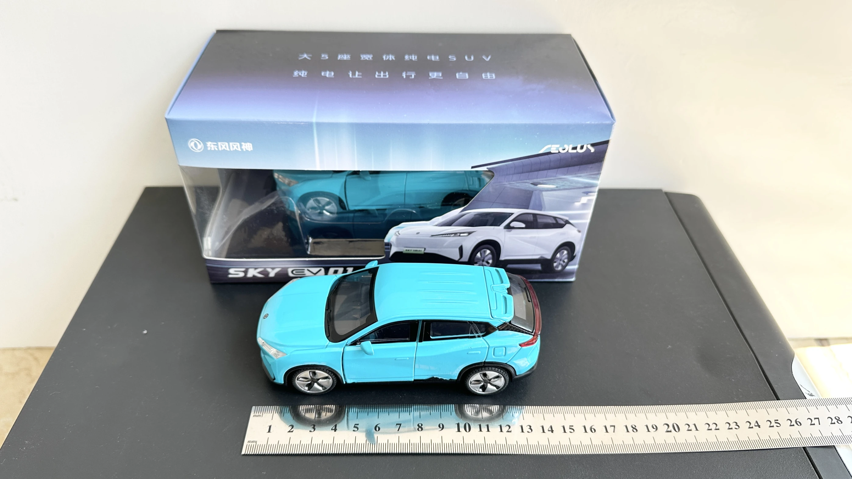 Dongfeng Fengshen Sky 01 Azul 1:32 Modelo de coche de simulación de aleación, adorno de colección de 2 puertas extraíble
