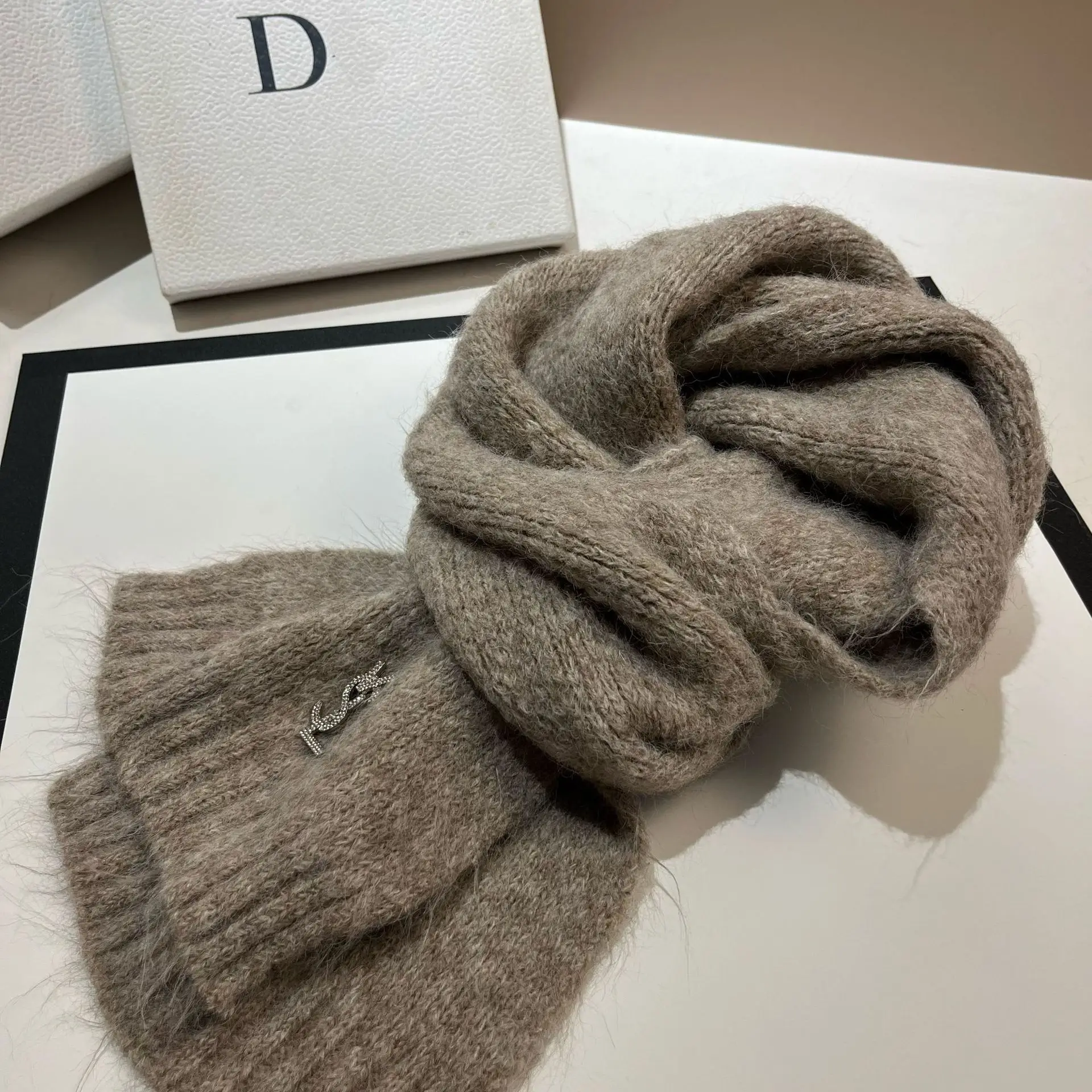 وشاح صوف الألبكة الجديد لعام 2025 للنساء - لفافة شتوية محبوكة ناعمة طويلة جدًا، وشاح مريح لإخفاء الوجه، شال سميك منقوش عصري