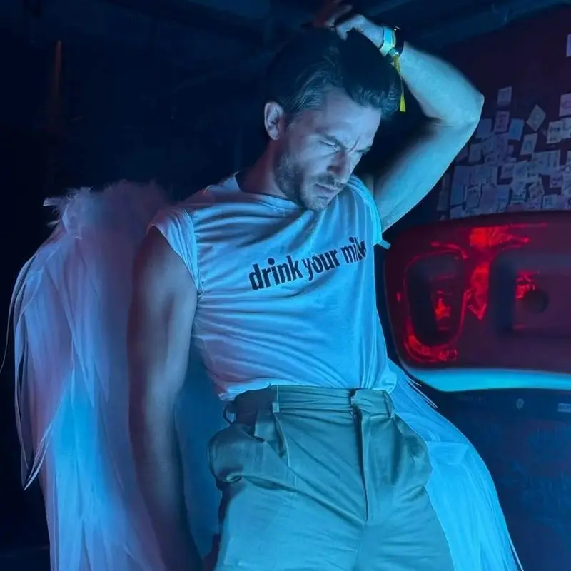 Le même style de boire votre lait T-shirt à manches courtes en pur coton comme paon mat Pomo et Jonathan Bailey