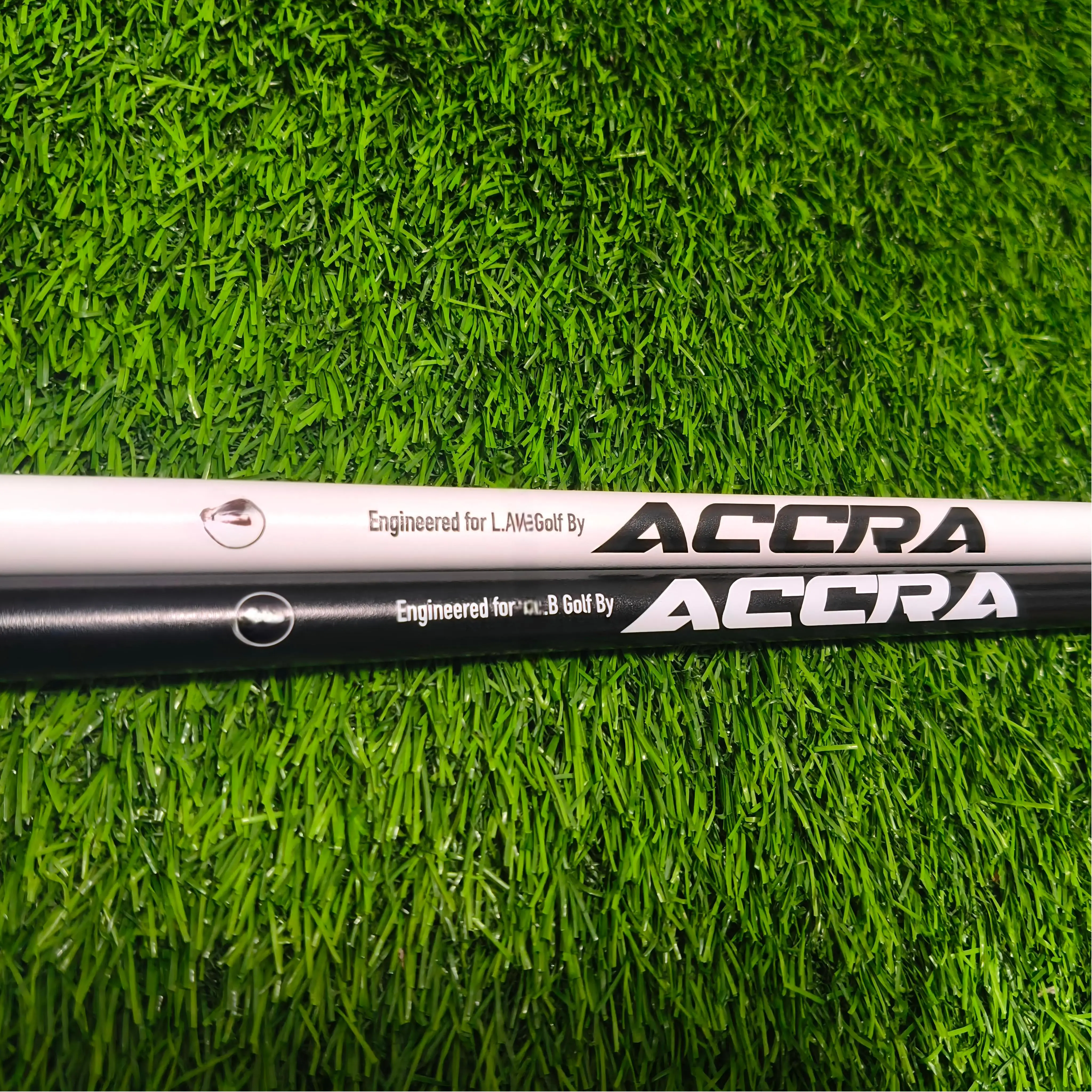 عمود دفع الجولف ACCRA قضيب جرافيت أسود/أبيض جسم قضيب الجرافيت، متوفر مع قبضة بيضاء أو سوداء