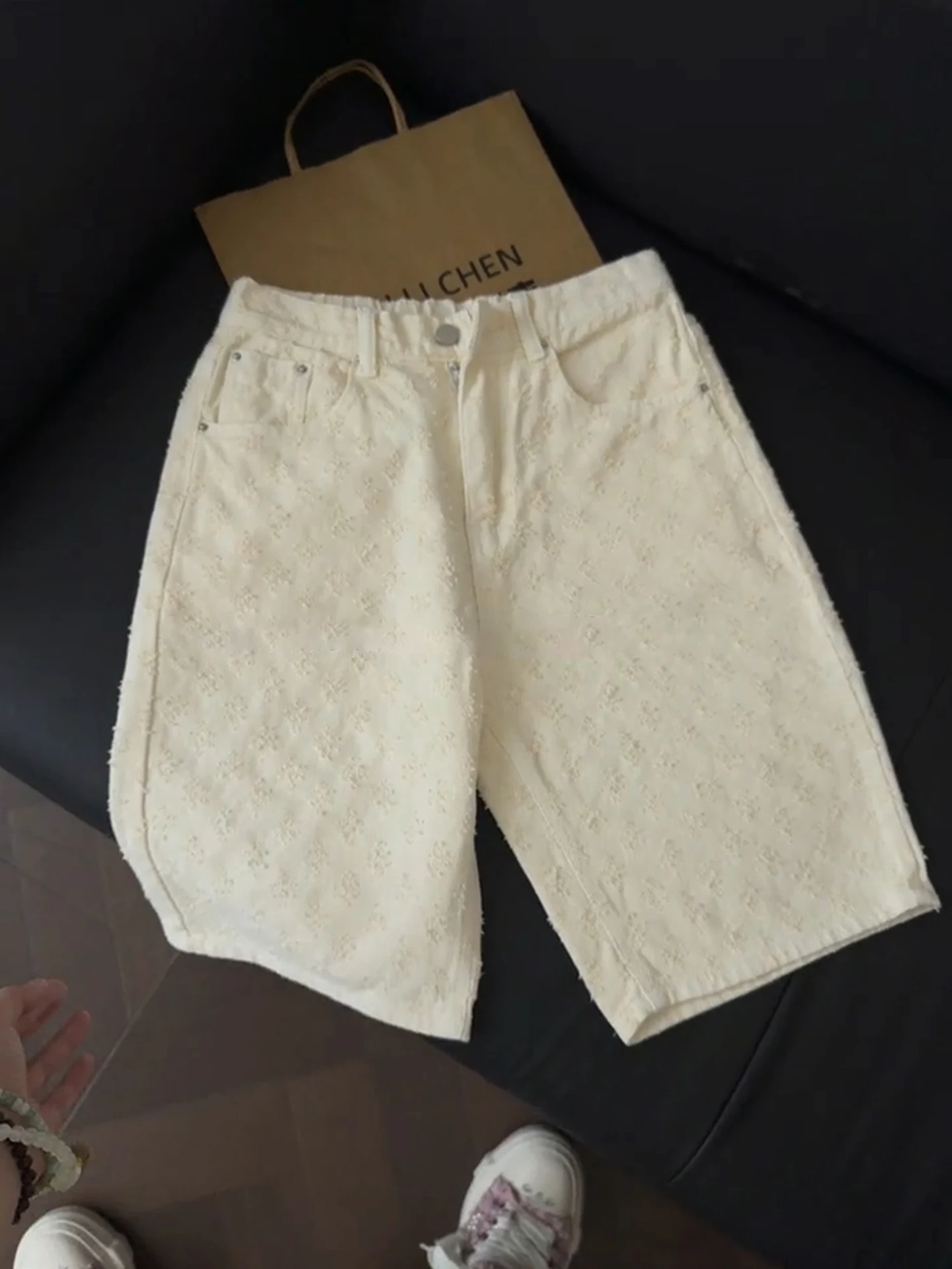 

Trendy Vintage Washed Denim Shorts Men's Beige Floral Embroidery Five-Point Elastic Waist Loose Fit Summer Shorts Casual Wear