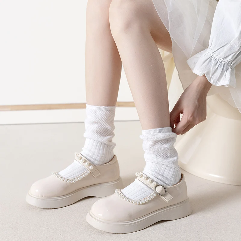 

A pair of soft and comfortable pure color mid-calf socks for girls in spring and autumn; Korean style