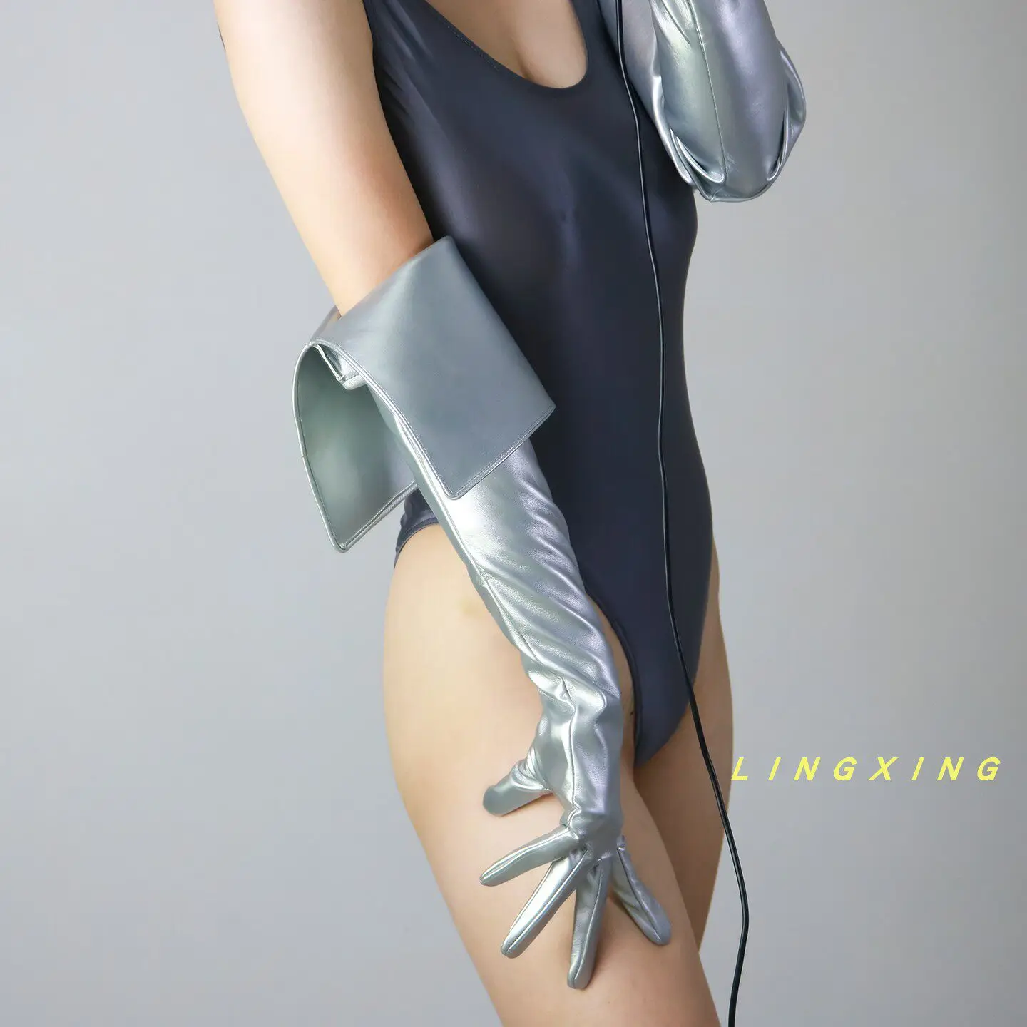 26 Zoll (65 cm) lange Handschuhe aus Kunstleder, PU, Latex, weiß, extra tief geschnitten, umklappbar, im Cyberpunk-Stil, Armstulpen, sexy Damen-Fäustlinge – Detail 6