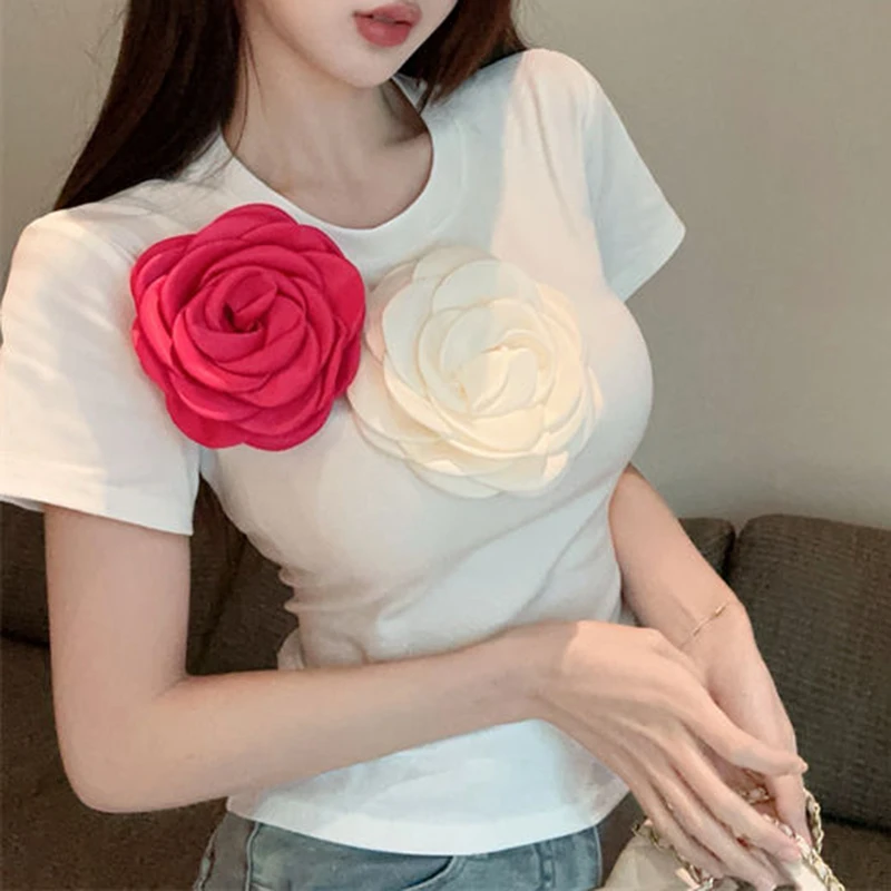 เสื้อยืดแขนสั้นลายดอกไม้สีขาวสำหรับผู้หญิง 2024 รุ่นใหม่ ฤดูร้อน สไตล์หวานซ่อนเปรี้ยว เสื้อครอปสุดเก๋ เสื้อยืดผู้หญิง