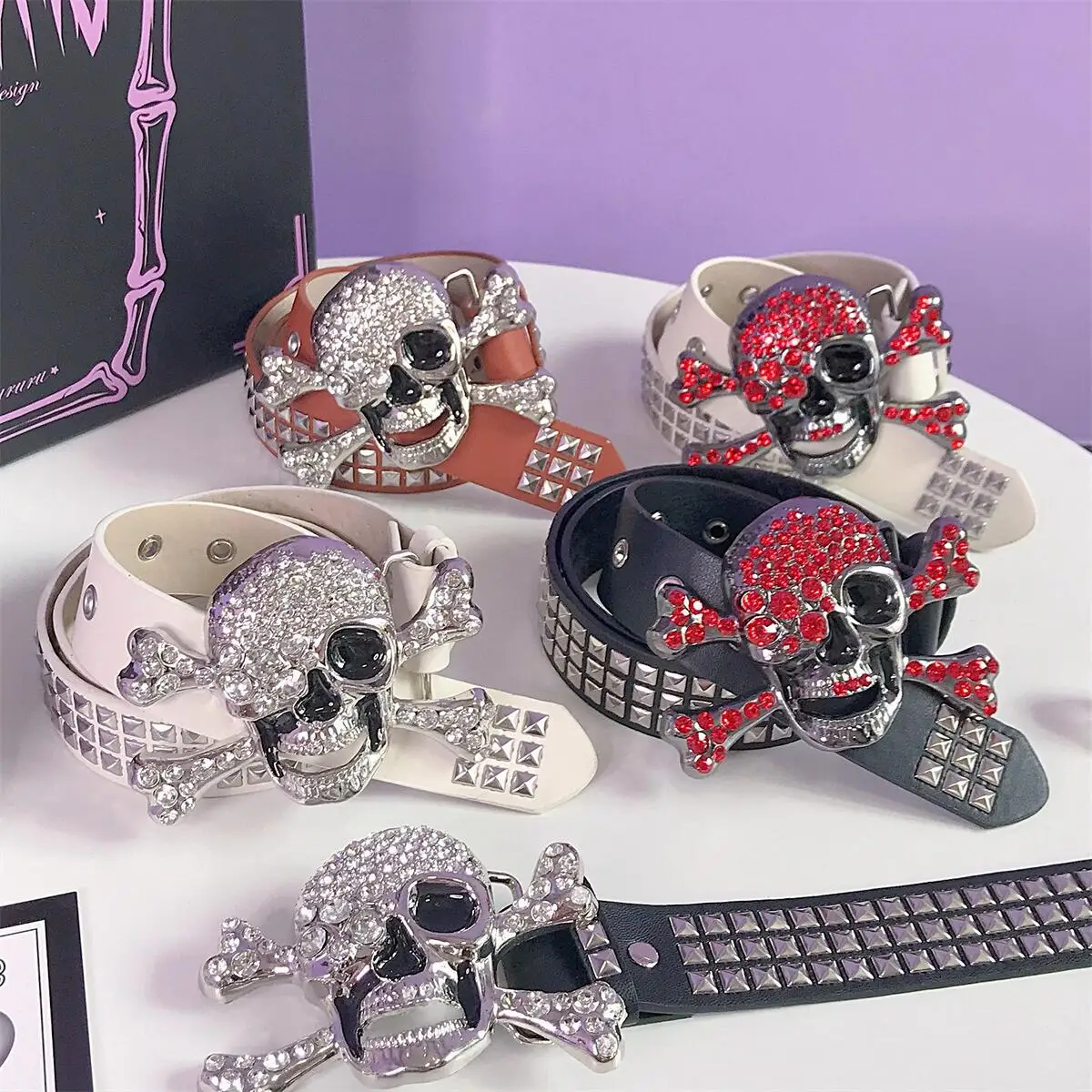 

Пояс для джинсов в стиле Y2K с декором в виде черепа, страз и заклепок, в стиле панк-субкультуры, для создания уличного образа.