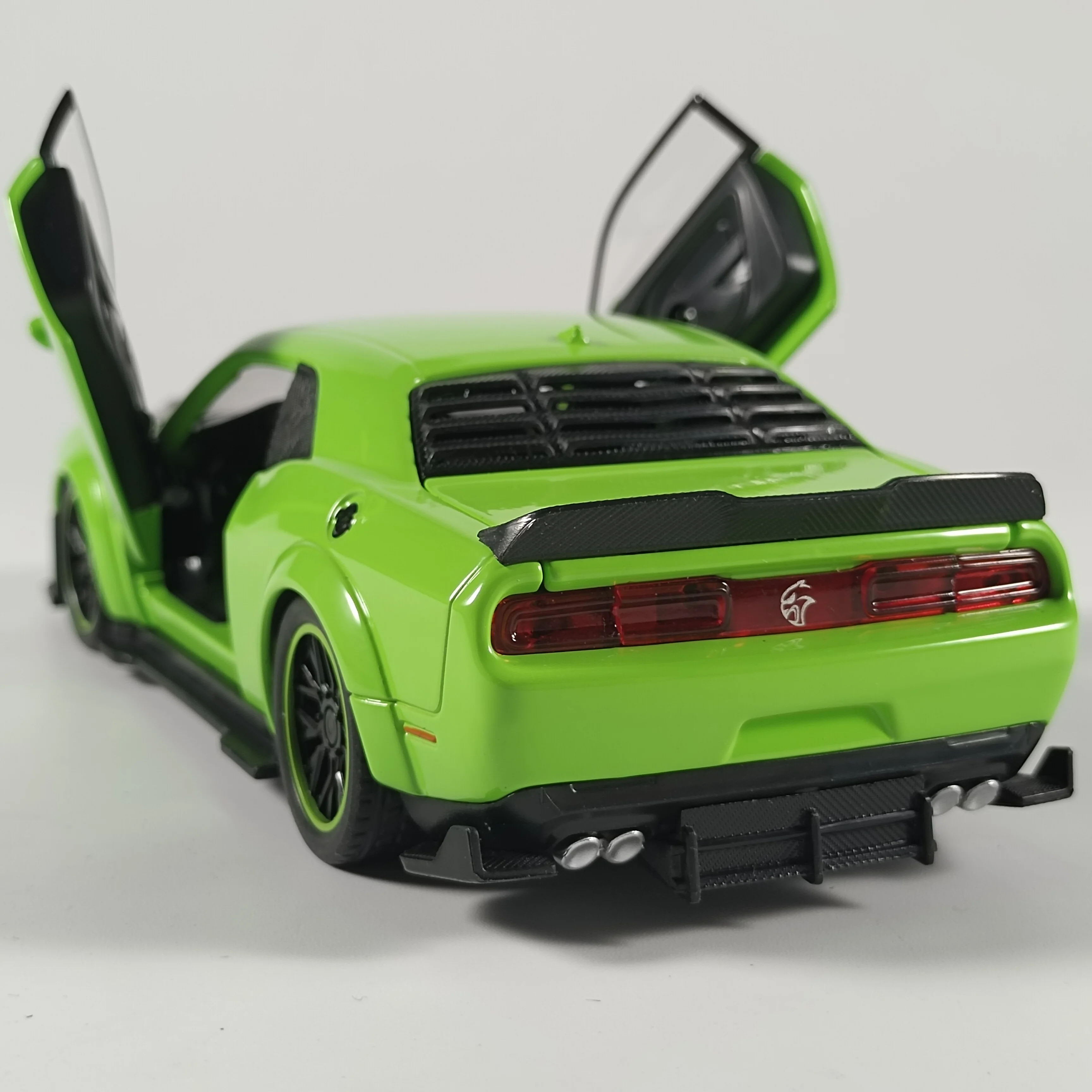 1:32 Dodge Challenger SRT Hellcat Metal Diecast Car with Light and
