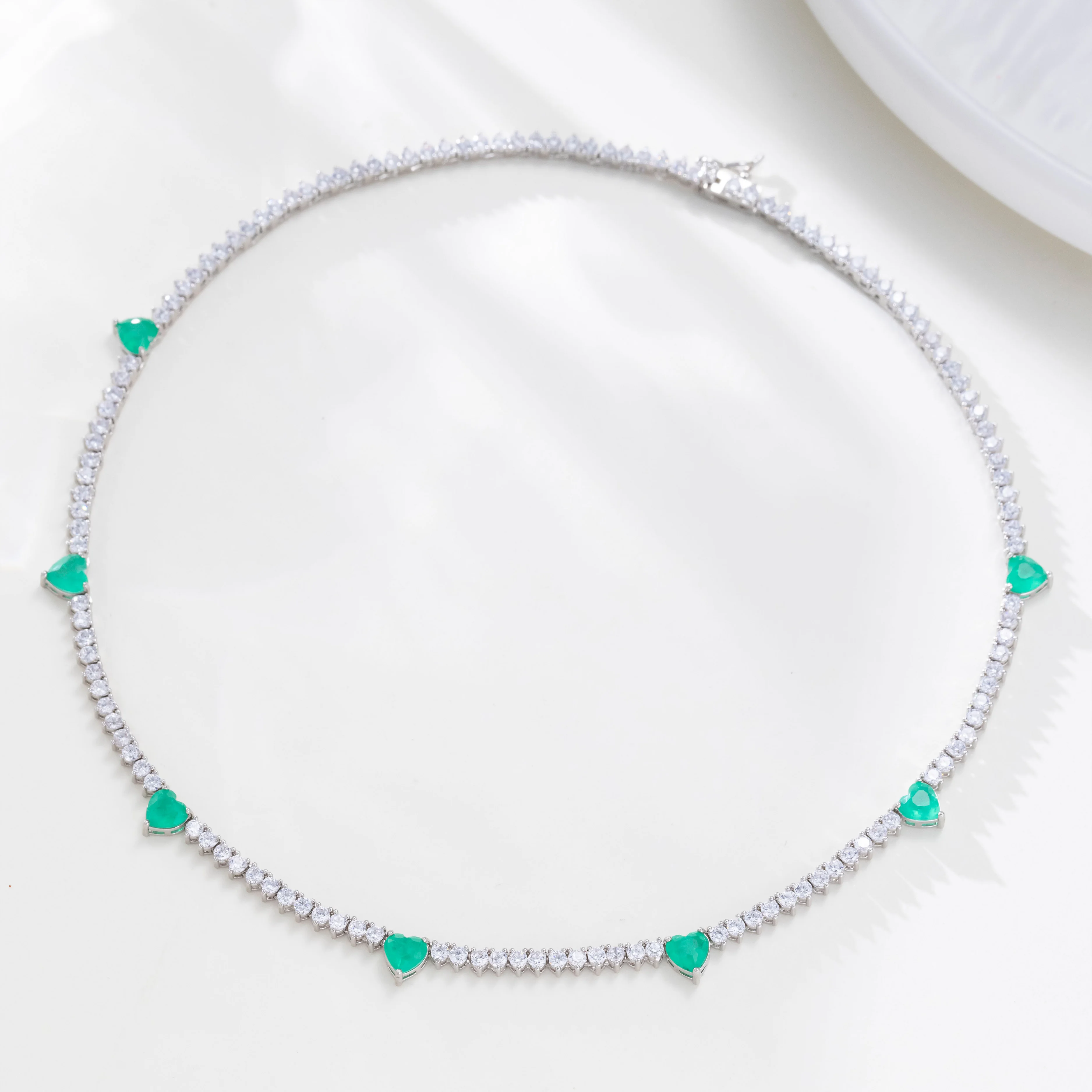 

Three-prong inlaid Necklace for Women Heart-shaped Green Zicon Chain Luxury Jewelry accessories for Gift