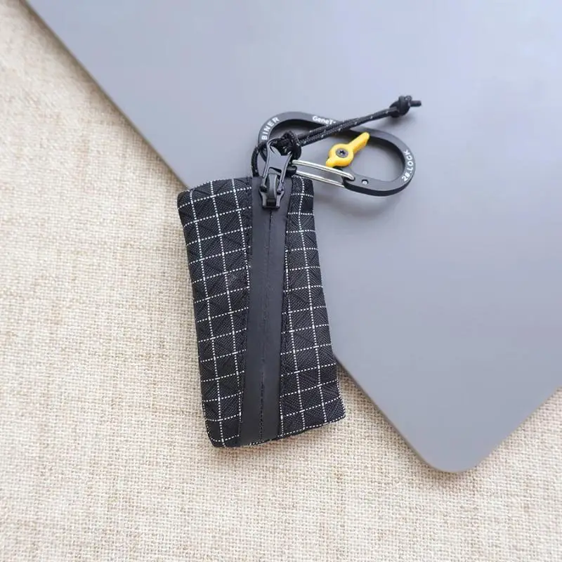 Convenient And Stylish Chain Keychain With Checkered Pattern Suitable For Men And Women To Carry Outdoors