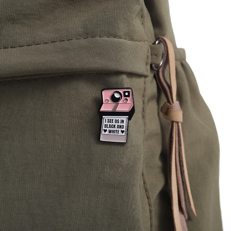 90er Jahre Band Telefon Kamera Emaille Pin Retro Vintage Musik Kassette Anstecknadel Abzeichen Old-School Nostalgische Schallplatte Broschen Schmuck – Detail 6