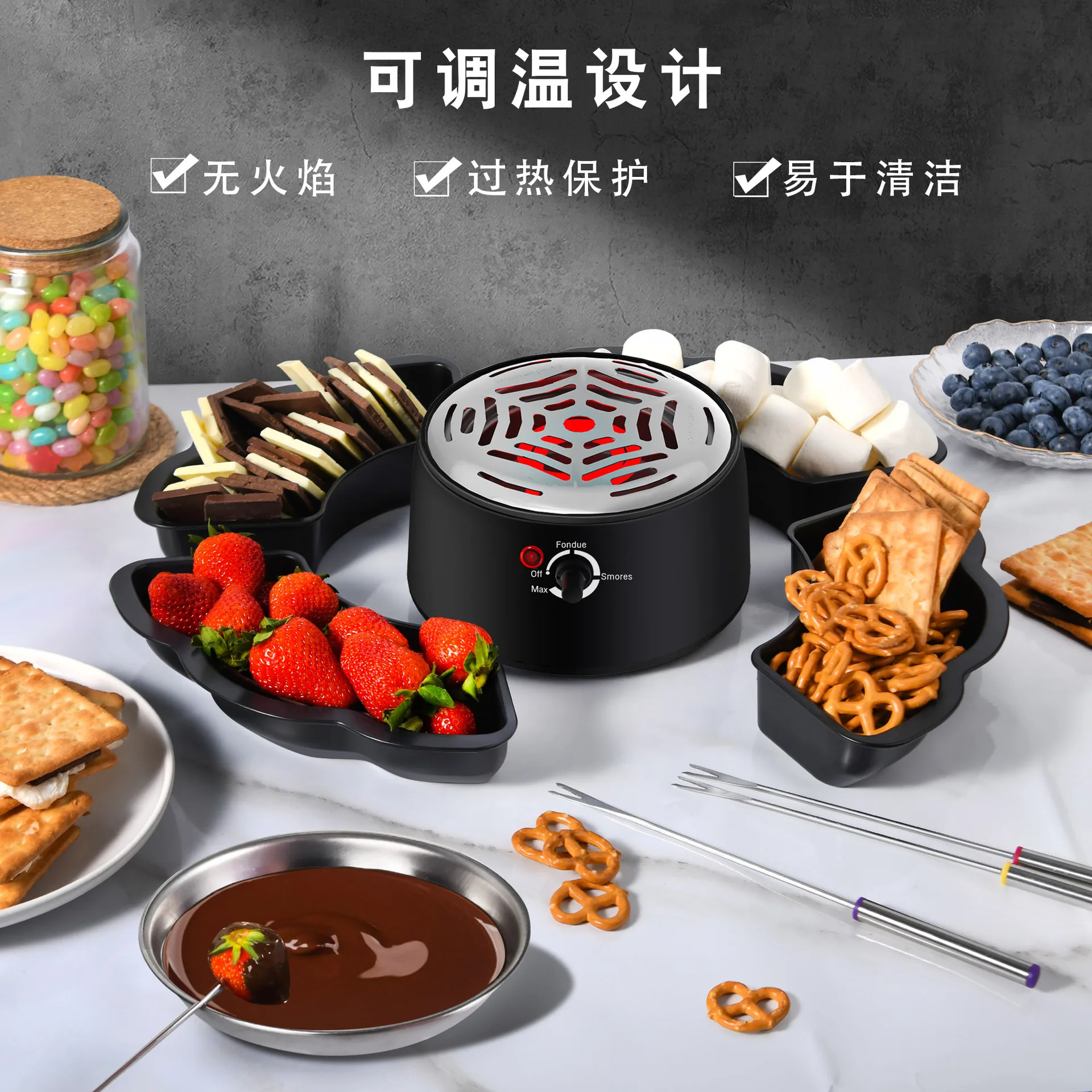 صانع سموريس الكهربائي على سطح الطاولة مع صواني لمفرقعات جراهام والشوكولاتة والمارشميلو واللوازم الليلية للفيلم