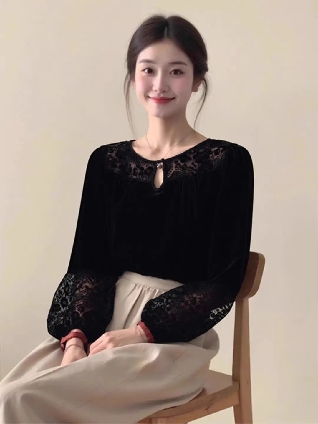 

Винтажная элегантная черная бархатная блузка женская весенняя с кружевной отделкой, рукавами-фонариками и вырезами, теплая базовая рубашка