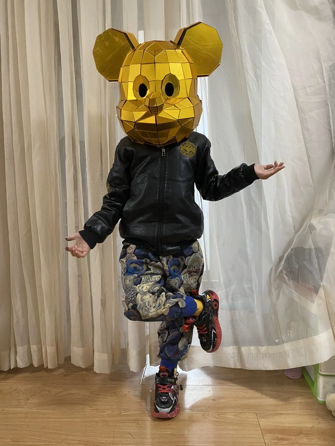 

Mirror masks, animal helmets, celebration parties, nightclub performances, acrylic hats for stage shows.