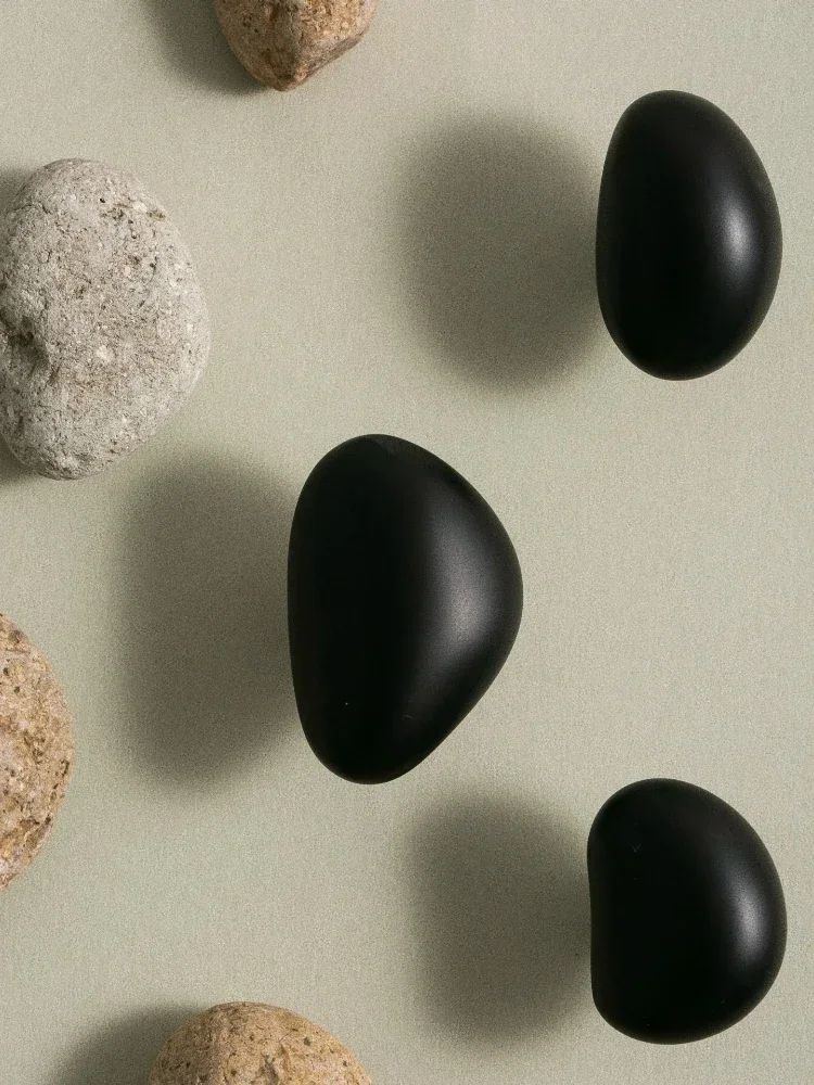 Unregelmäßig geformte, kieselsteinartige Kleine Knöpfe für Kleiderschrank und Küche, Minimalistische Möbelknöpfe aus schwarzem Messing, Türgriffe für Schuhschränke – Detail 8
