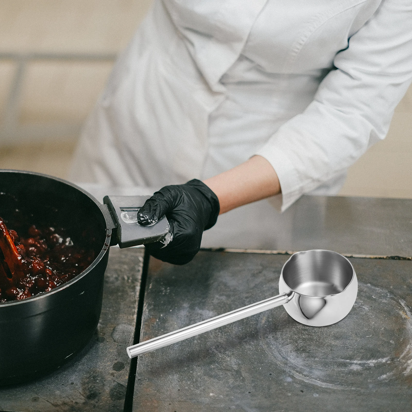 

1pc Stainless Steel Oil Pouring Pot Hot Ladle Small Melting Pot For Butter Caramel Wax 300Ml Kitchen Utensil Ergonomic
