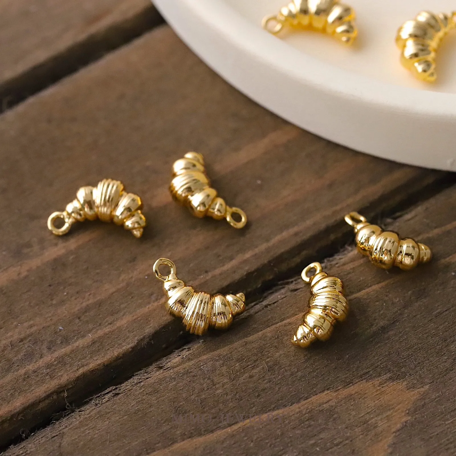 Buen día, estilo Ins Croissants dijes colgante suministros DIY mano latón chapado en oro accesorios 12x7,4mm