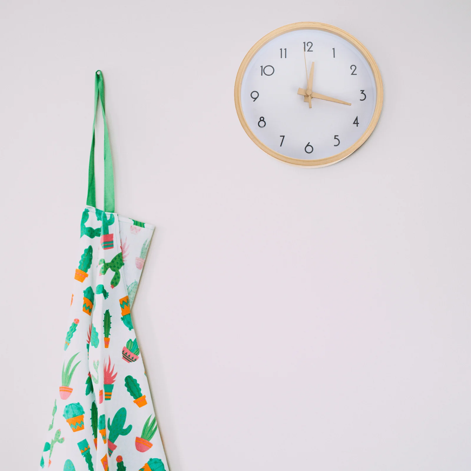 

1Pcs Mute Wall Clock 8-Inch Round Decorative Hanging Clock Operated Practical Home Wall Decoration for Bedroom