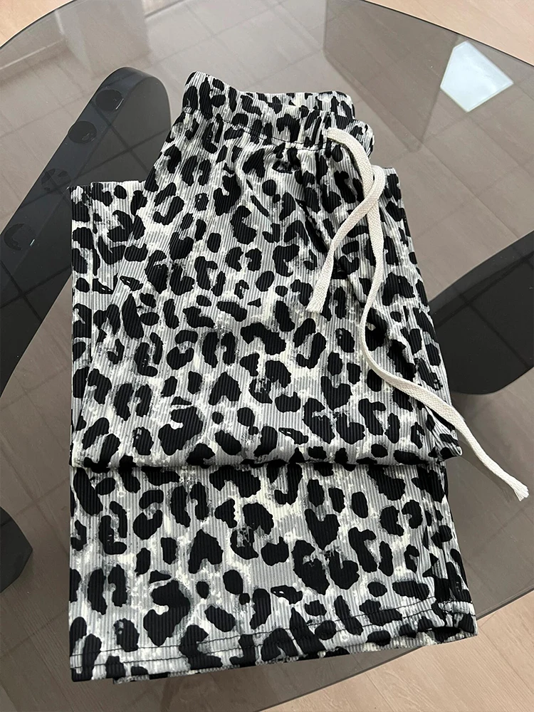 กางเกงขายาวลายเสือดาวผ้าไหมน้ำแข็งสไตล์อเมริกัน เอวสูง ทรงขากว้าง สวมใส่สบายๆ สำหรับฤดูร้อน ผ้าบางเบา รุ่นใหม่ เหมาะสำหรับเดินเล่นและพักผ่อนสำหรับผู้หญิง