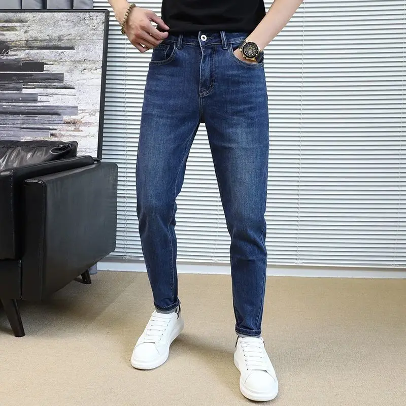 

Высокие джинсы для мужчин, модные мужские брюки 2025 года, облегающие маленькие эластичные брюки, простые и универсальные корейские потертые популярные мужские осенние брюки