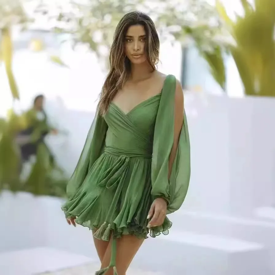 فستان أخضر فاخر بكتف واحد مع حاشية مكشكشة، فستان سهرة أنيق من الساتان لحفلات الولائم، فستان مصمم بأكمام غير متماثلة