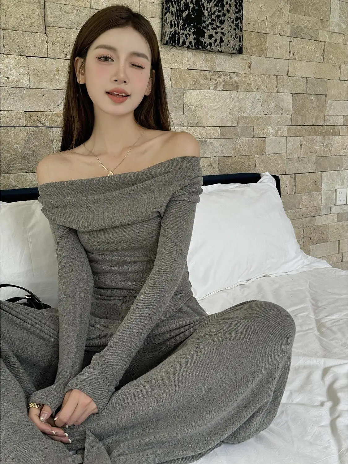 

Новый осенне-весенний вязаный комплект QBD: укороченный топ на одно плечо и широкие брюки с эффектом похудения – модный женский костюм-двойка