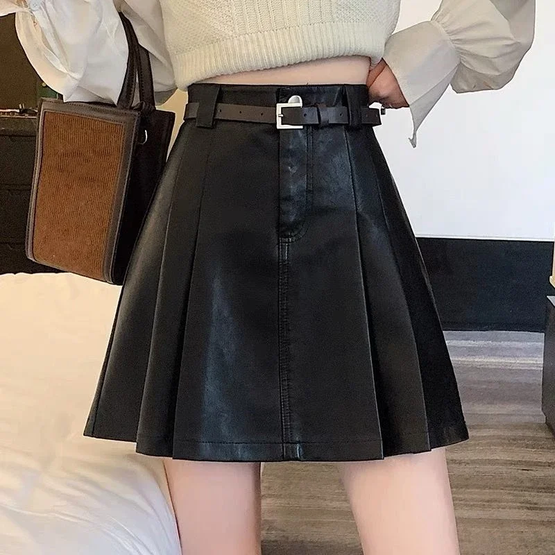 ربيع الخريف المرأة موضة سليم الصلبة البسيطة بولي Leather التنانير الجلدية سيدة رشيقة تنورة سوداء 2025 ملابس جديدة الإناث