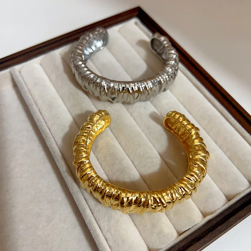 2025 French wide vintage open bracelet with gilded twisted pattern bangle fashionable and light luxury jewelry for women