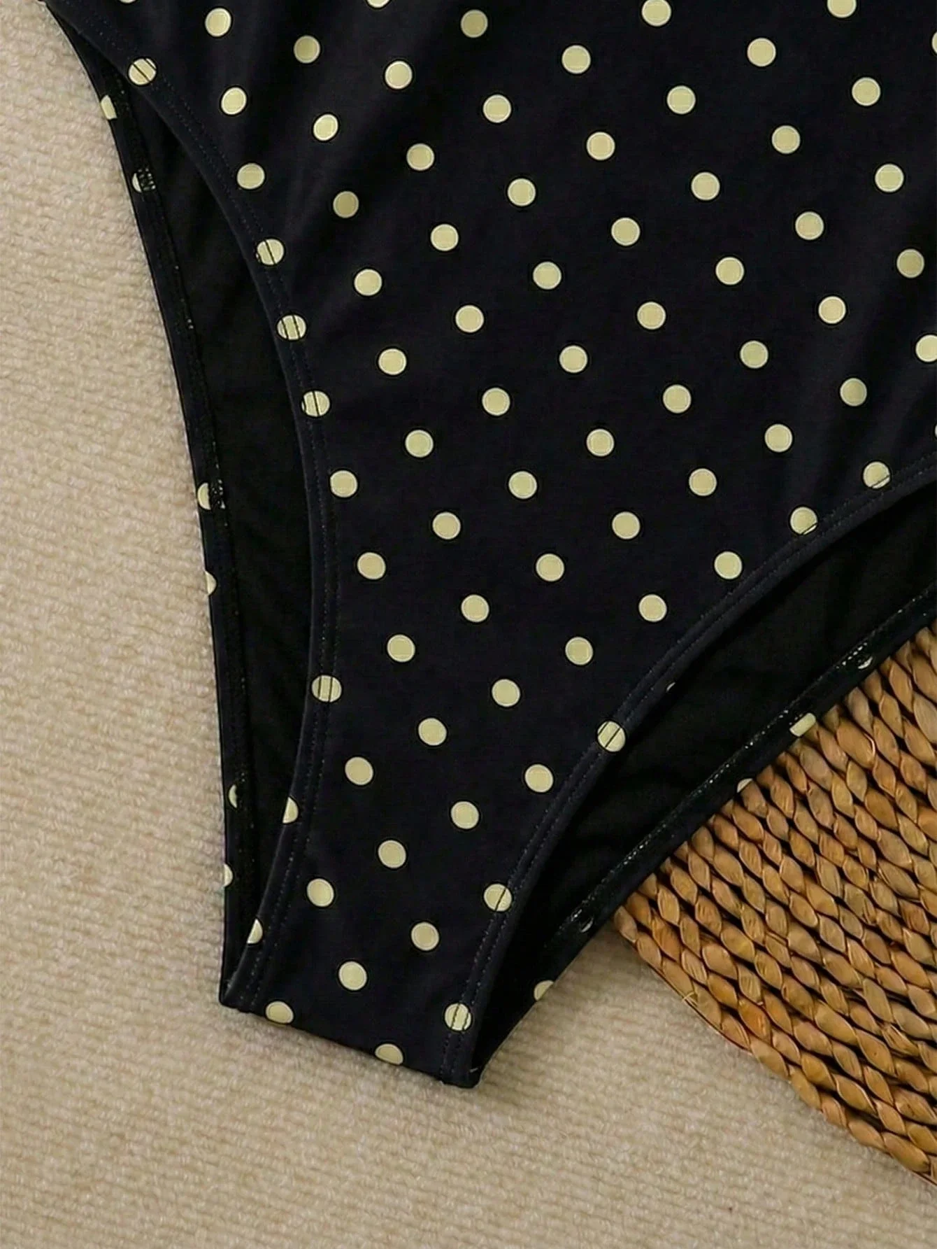 

Женский цельный купальник в горошек с глубоким V-образным вырезом и завязками на шее для пляжного отдыха