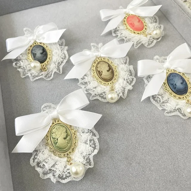 Vintage Handmade Fabric Art Lace Bow Broszki dla kobiet Beauty Head Pearl Corsage College Style Collar Pins Biżuteria Akcesoria