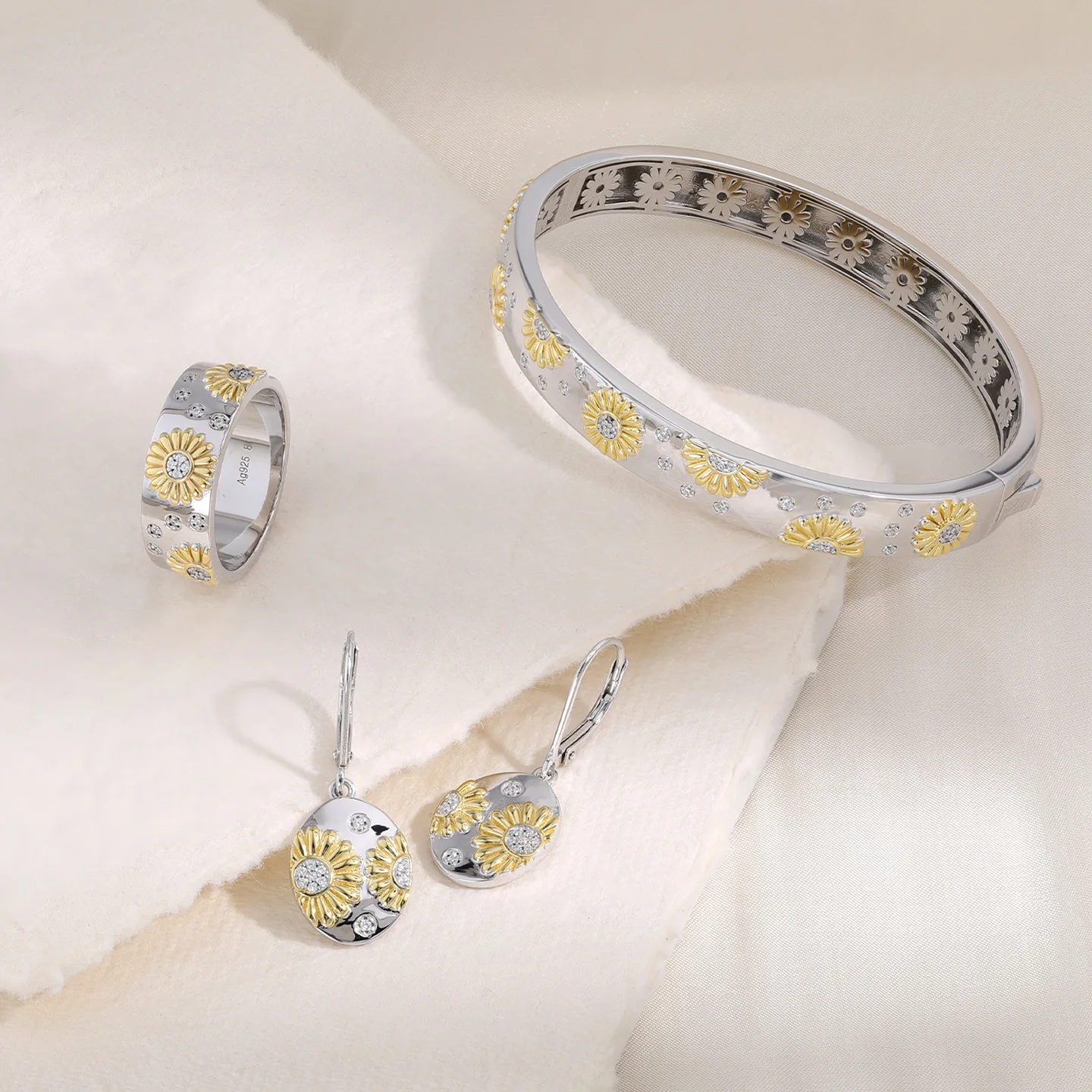 S925 Sterling Silver Plated Gold Daisy Bracelet for Women, Light Luxury Diamond-Encrusted Floral Bangle, Versatile Retro Exquisi