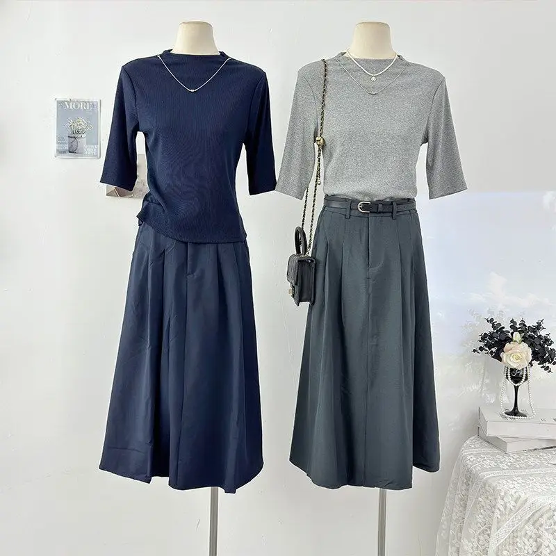 

Ретро-комплект из двух предметов: футболка с круглым вырезом и короткими рукавами, однотонная, и плиссированная юбка А-силуэта с высокой талией, свободного кроя, для женщин, летний вариант.