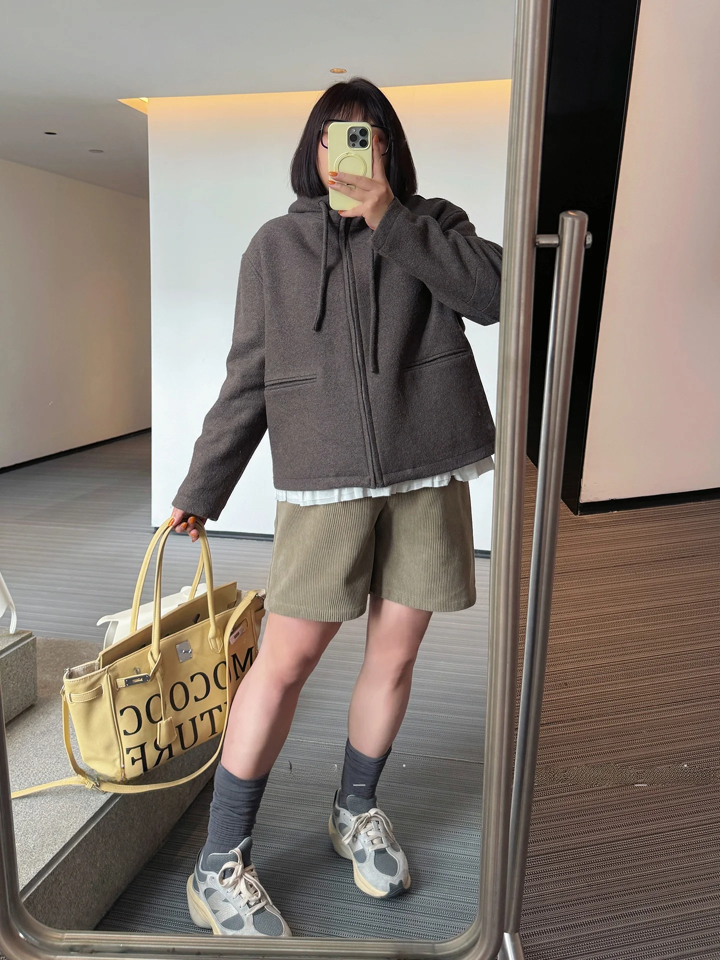 

Женское осенне-зимнее пальто большого размера, новое, спортивное, с капюшоном, из шерсти и хлопка, повседневное, однотонное, прямого кроя...