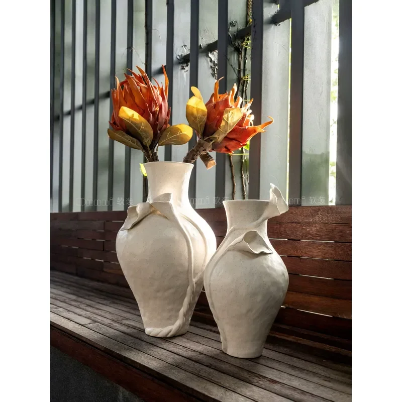Dnnni Southern French Style Shallow Leaf Calla Lily Handmade Pottery Vase Gentle Line Art for Living Room Side Cabinet Decor