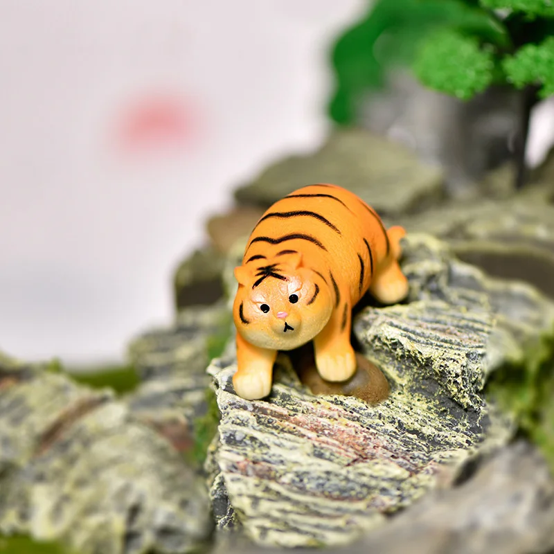 Figurita en miniatura de tigre caminante, modelo de Animal de dibujos animados, jardín de hadas, artesanía de plástico, decoración de escritorio de pastel para el hogar y el coche, accesorios DIY