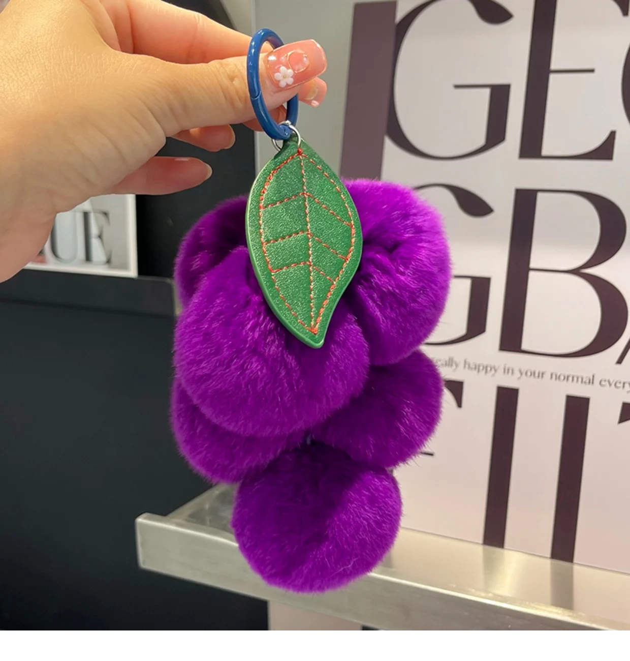 Luxuriöser Flauschiger Echter Rex-Kaninchenfell-Pompon-Schlüsselanhänger, Echter Pelz-Schlüsselanhänger mit Metallring, Taschenanhänger für Frauen, Geschenk – Detail 4